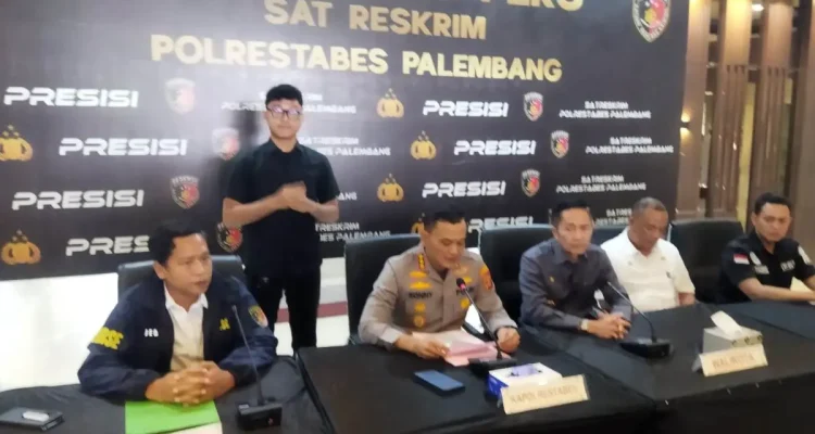Kapolrestabes Palembang, Kombes Pol Sonny Mahar Budi Adityawan bersama Walikota Palembang H. Ratu Dewa menggelar konfres di Polrestabes Palembang