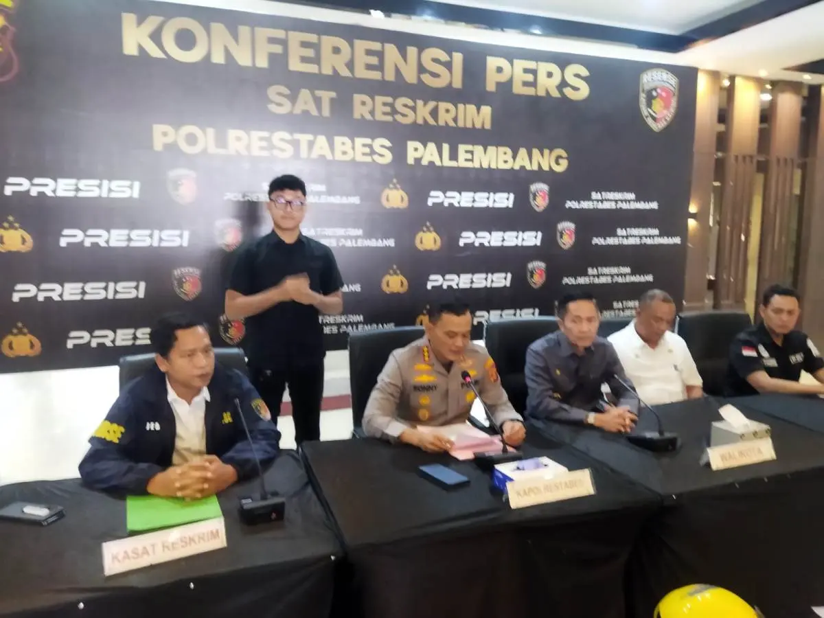 Kapolrestabes Palembang, Kombes Pol Sonny Mahar Budi Adityawan bersama Walikota Palembang H. Ratu Dewa menggelar konfres di Polrestabes Palembang