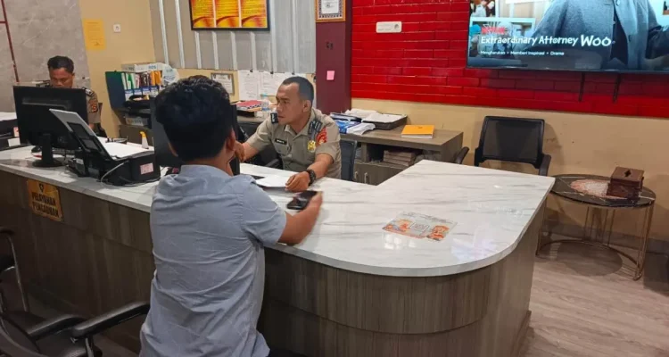 Korban dugaan pengeroyokan dan penyekapan bernama Rizki (27) melapor ke SPKT Polrestabes Palembang
