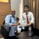 Kuasa hukum DS, Adie Yansah menerima dokumen Laporan Polisi usai mendampingi proses pelaporan