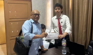 Kuasa hukum DS, Adie Yansah menerima dokumen Laporan Polisi usai mendampingi proses pelaporan