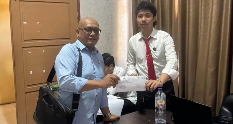 Kuasa hukum DS, Adie Yansah menerima dokumen Laporan Polisi usai mendampingi proses pelaporan