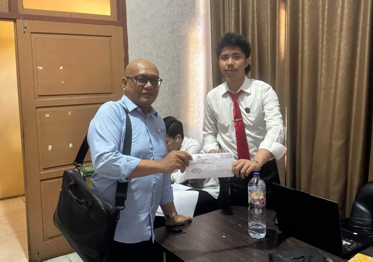 Kuasa hukum DS, Adie Yansah menerima dokumen Laporan Polisi usai mendampingi proses pelaporan