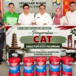 Mewakili Ketua Asosiasi Pengusaha Advertising Sumatera Selatan, Indrayani secara simbolik menyerahkan bantuan cat kepada Pemkot Palembang