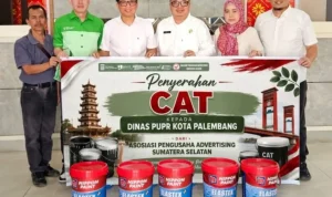 Mewakili Ketua Asosiasi Pengusaha Advertising Sumatera Selatan, Indrayani secara simbolik menyerahkan bantuan cat kepada Pemkot Palembang