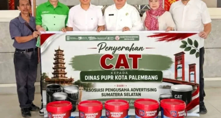 Mewakili Ketua Asosiasi Pengusaha Advertising Sumatera Selatan, Indrayani secara simbolik menyerahkan bantuan cat kepada Pemkot Palembang
