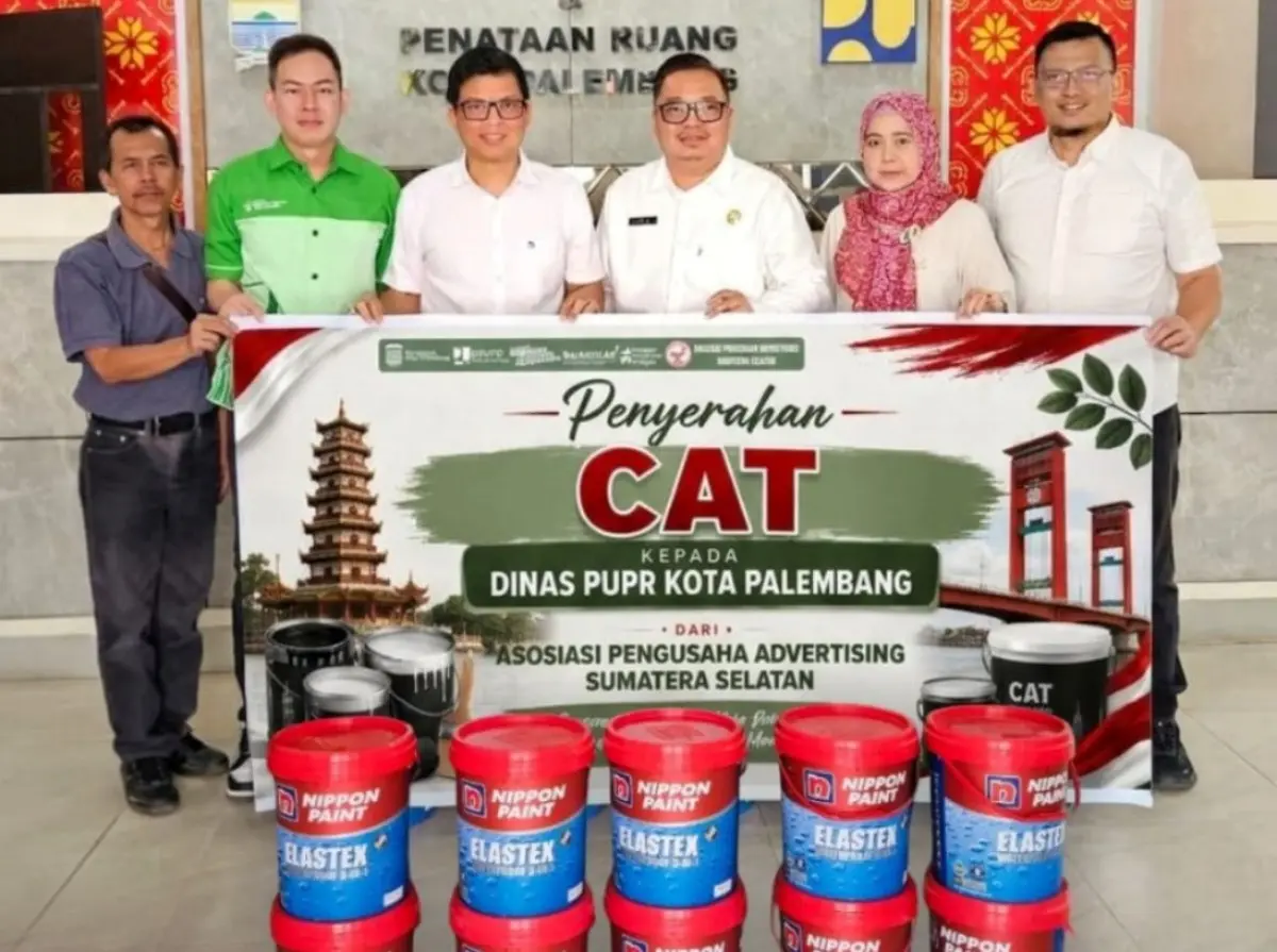 Mewakili Ketua Asosiasi Pengusaha Advertising Sumatera Selatan, Indrayani secara simbolik menyerahkan bantuan cat kepada Pemkot Palembang