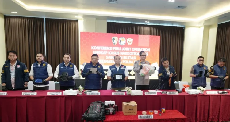 Polda Sumsel dan Kanwil Bea Cukai Sumbagtim pamerkan barang bukti 11.443 butir pil ekstasi, dan sabu berat bruto 1.399,47 gram pada konferensi pers Joint Operation