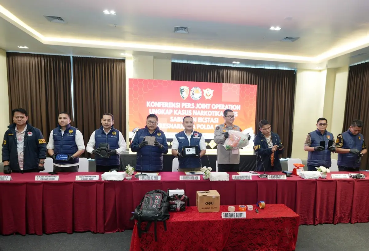 Polda Sumsel dan Kanwil Bea Cukai Sumbagtim pamerkan barang bukti 11.443 butir pil ekstasi, dan sabu berat bruto 1.399,47 gram pada konferensi pers Joint Operation