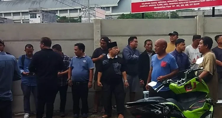 Puluhan warga dan pedagang Pasar Cinde Palembang menyampaikan aspirasi terkait penutupan akses Jalan Raden Muhammad