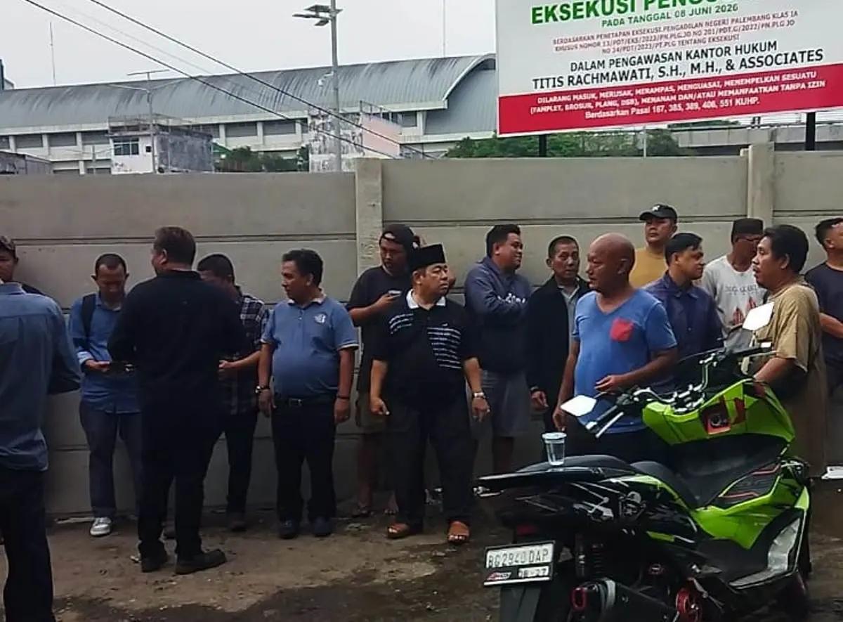 Puluhan warga dan pedagang Pasar Cinde Palembang menyampaikan aspirasi terkait penutupan akses Jalan Raden Muhammad