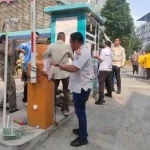 Satpol PP Kota Palembang bersama Dishub melakukan penutupan dan penyegelan sementara kawasan parkir Rajawali Village Palembang