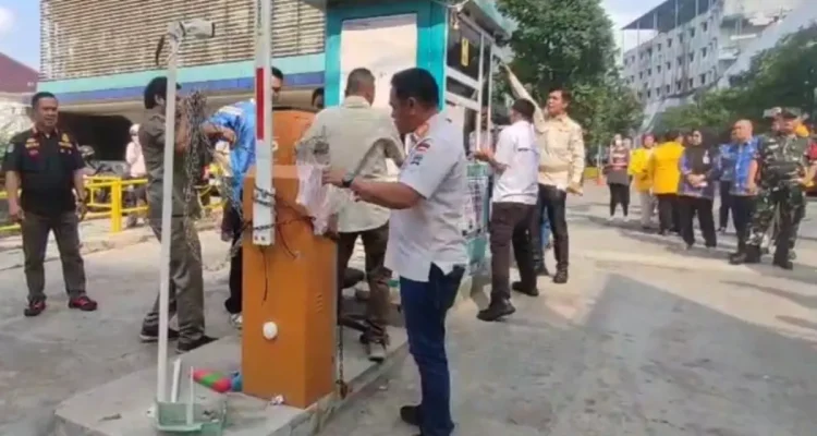 Satpol PP Kota Palembang bersama Dishub melakukan penutupan dan penyegelan sementara kawasan parkir Rajawali Village Palembang
