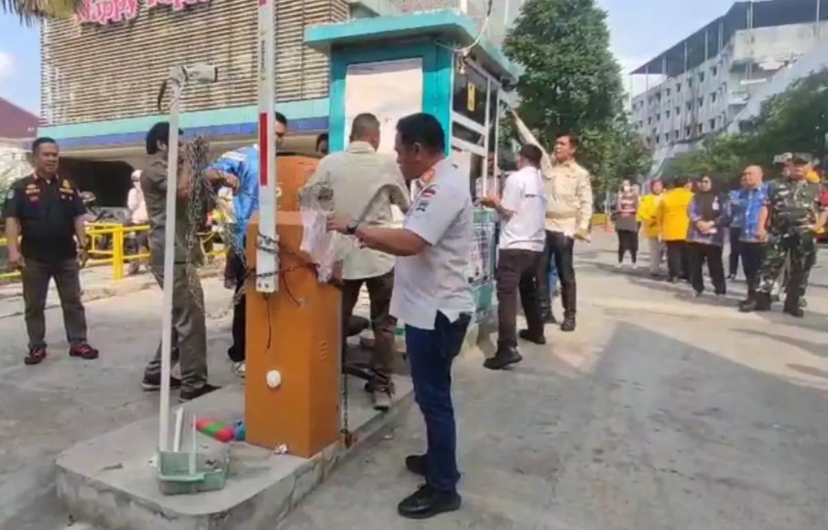 Satpol PP Kota Palembang bersama Dishub melakukan penutupan dan penyegelan sementara kawasan parkir Rajawali Village Palembang