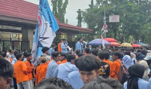 Suasana Aksi yang digelar oleh DEMA UIN Raden Fatah Palembang di depan gedung DPRD Sumsel Suasana Aksi yang digelar oleh DEMA UIN Raden Fatah Palembang di depan gedung DPRD Sumsel