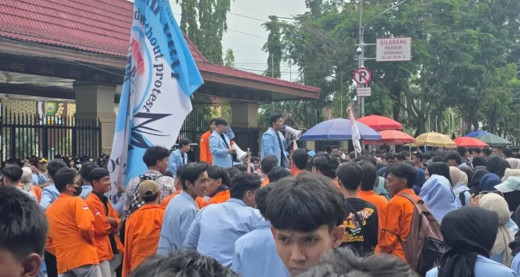 Suasana Aksi yang digelar oleh DEMA UIN Raden Fatah Palembang di depan gedung DPRD Sumsel