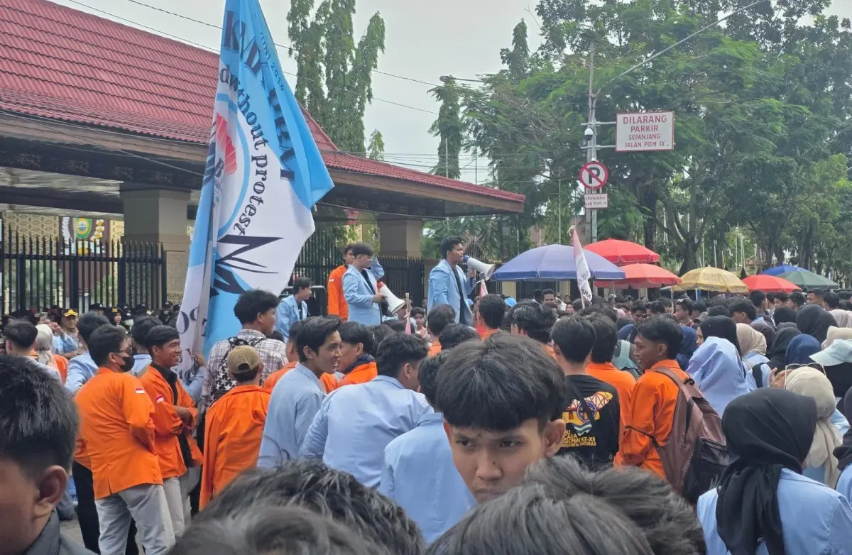 Suasana Aksi yang digelar oleh DEMA UIN Raden Fatah Palembang di depan gedung DPRD Sumsel