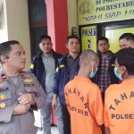 Terduga Curat bernama Rohman (41), dan M Irhas alias Alex saat diamankan di Polsek SU II Palembang