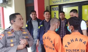 Terduga Curat bernama Rohman (41), dan M Irhas alias Alex saat diamankan di Polsek SU II Palembang