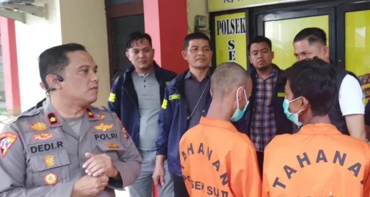 Terduga Curat bernama Rohman (41), dan M Irhas alias Alex saat diamankan di Polsek SU II Palembang