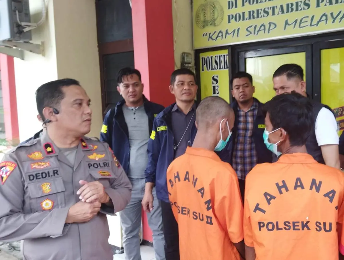 Terduga Curat bernama Rohman (41), dan M Irhas alias Alex saat diamankan di Polsek SU II Palembang