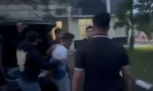 Tersangka pencurian ponsel peserta paskibraka berinisial SPP (34) digiring ke Polres PALI Tersangka pencurian ponsel peserta paskibraka berinisial SPP (34) digiring ke Polres PALI