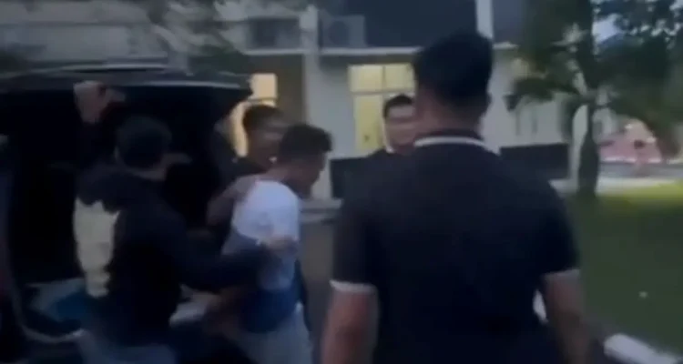Tersangka pencurian ponsel peserta paskibraka berinisial SPP (34) digiring ke Polres PALI