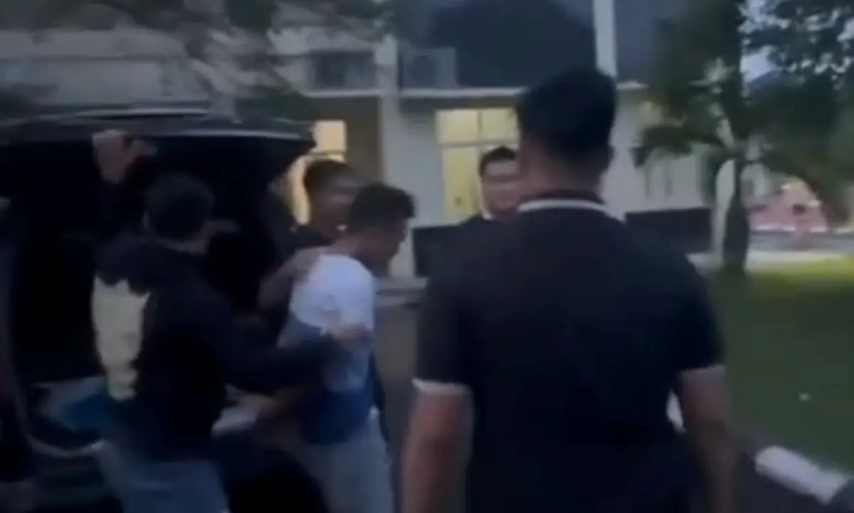 Tersangka pencurian ponsel peserta paskibraka berinisial SPP (34) digiring ke Polres PALI