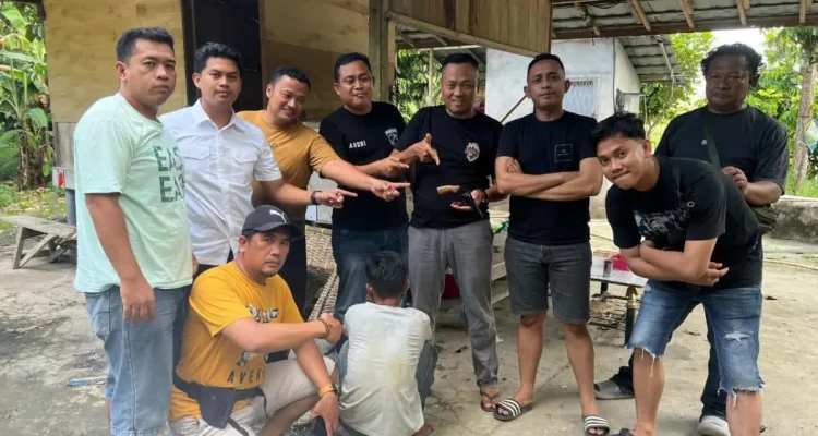 Tim Satgas Operasi Senpi Musi 2026 Polres OKU Timur saat mengamankan Seorang pria berinisial J (31) pemilik senjata api rakitan jenis revolver beserta amunisi