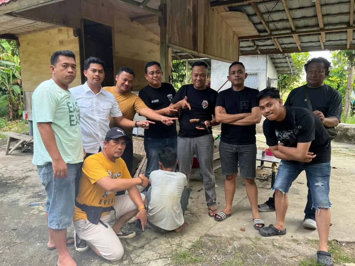 Tim Satgas Operasi Senpi Musi 2026 Polres OKU Timur saat mengamankan Seorang pria berinisial J (31) pemilik senjata api rakitan jenis revolver beserta amunisi