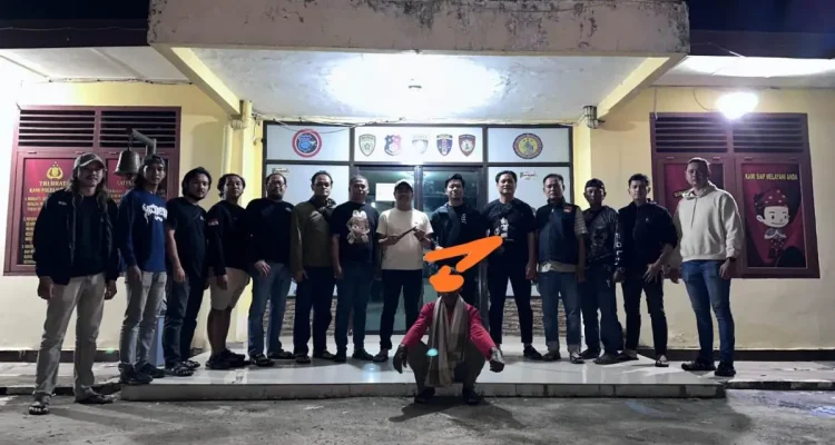 Tim Satreskrim Polres OKI saat mengamankan tersangka berinisial Y (59) di Polres OKI