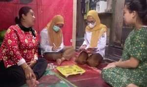 Tim kesehatan Puskesmas Keramasan pantau kesehatan ibu hamil berisiko di Ki Marogan Lorong Damai RT 45 RW 09 Kemang Agung Kertapati Palembang Tim kesehatan Puskesmas Keramasan pantau kesehatan ibu hamil berisiko di Ki Marogan Lorong Damai RT 45 RW 09 Kemang Agung Kertapati Palembang