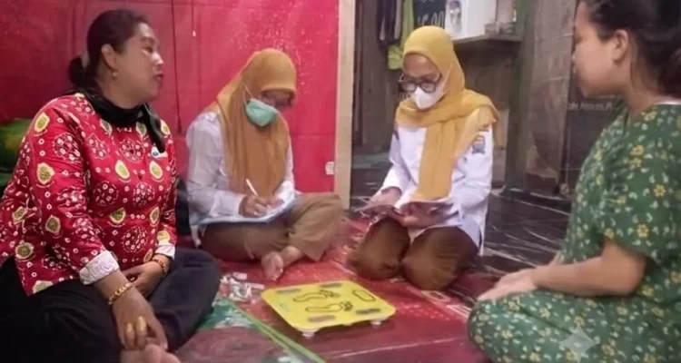 Tim kesehatan Puskesmas Keramasan pantau kesehatan ibu hamil berisiko di Ki Marogan Lorong Damai RT 45 RW 09 Kemang Agung Kertapati Palembang