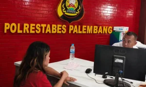Yuyun (38) korban penjambretan saat mendatangi Sentra Pelayanan Kepolisian Terpadu (SPKT) Polrestabes Palembang