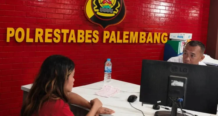 Yuyun (38) korban penjambretan saat mendatangi Sentra Pelayanan Kepolisian Terpadu (SPKT) Polrestabes Palembang