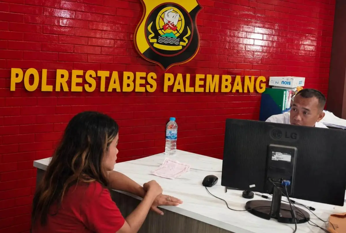 Yuyun (38) korban penjambretan saat mendatangi Sentra Pelayanan Kepolisian Terpadu (SPKT) Polrestabes Palembang