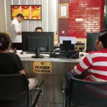 didampingi ibunya, Korban berinisial IKA (18) saat melapor ke sentral SPKT Polrestabes Palembang