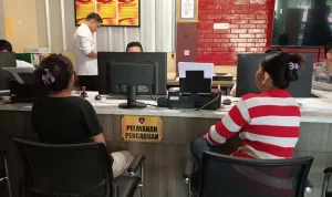 didampingi ibunya, Korban berinisial IKA (18) saat melapor ke sentral SPKT Polrestabes Palembang