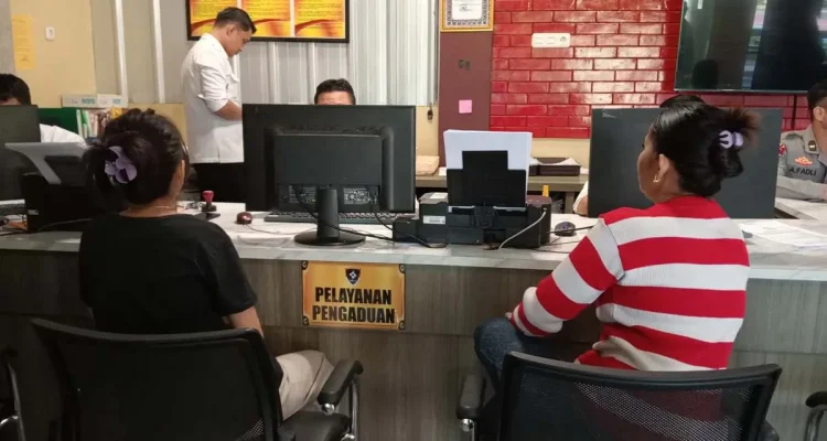 didampingi ibunya, Korban berinisial IKA (18) saat melapor ke sentral SPKT Polrestabes Palembang