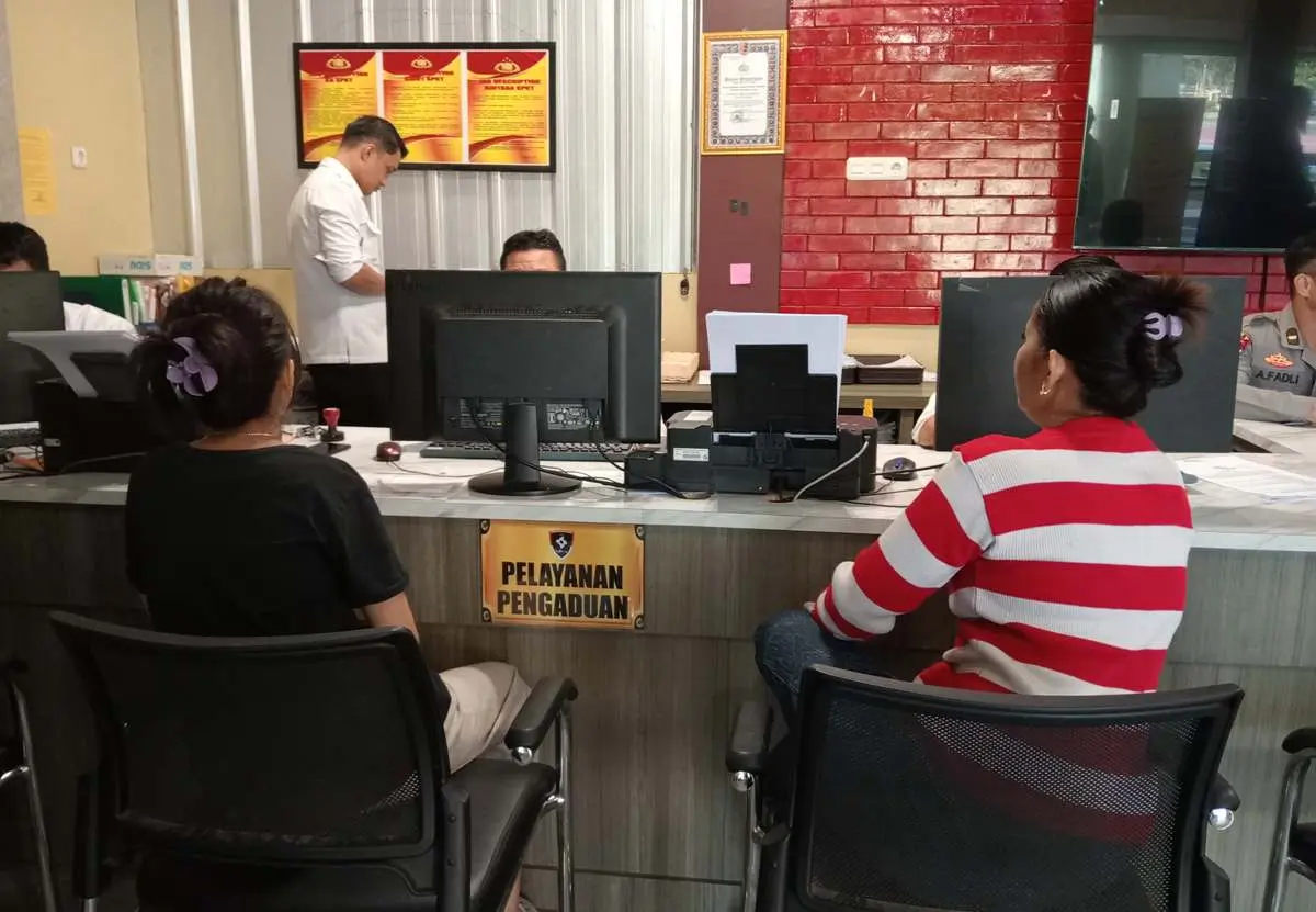 didampingi ibunya, Korban berinisial IKA (18) saat melapor ke sentral SPKT Polrestabes Palembang