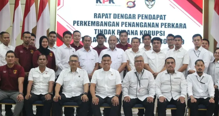 fhoto bersama Komisi Pemberantasan Korupsi (KPK) dan Polda Gorontalo dalam rangka koordinasi dan supervisi penanganan perkara tindak pidana korupsi
