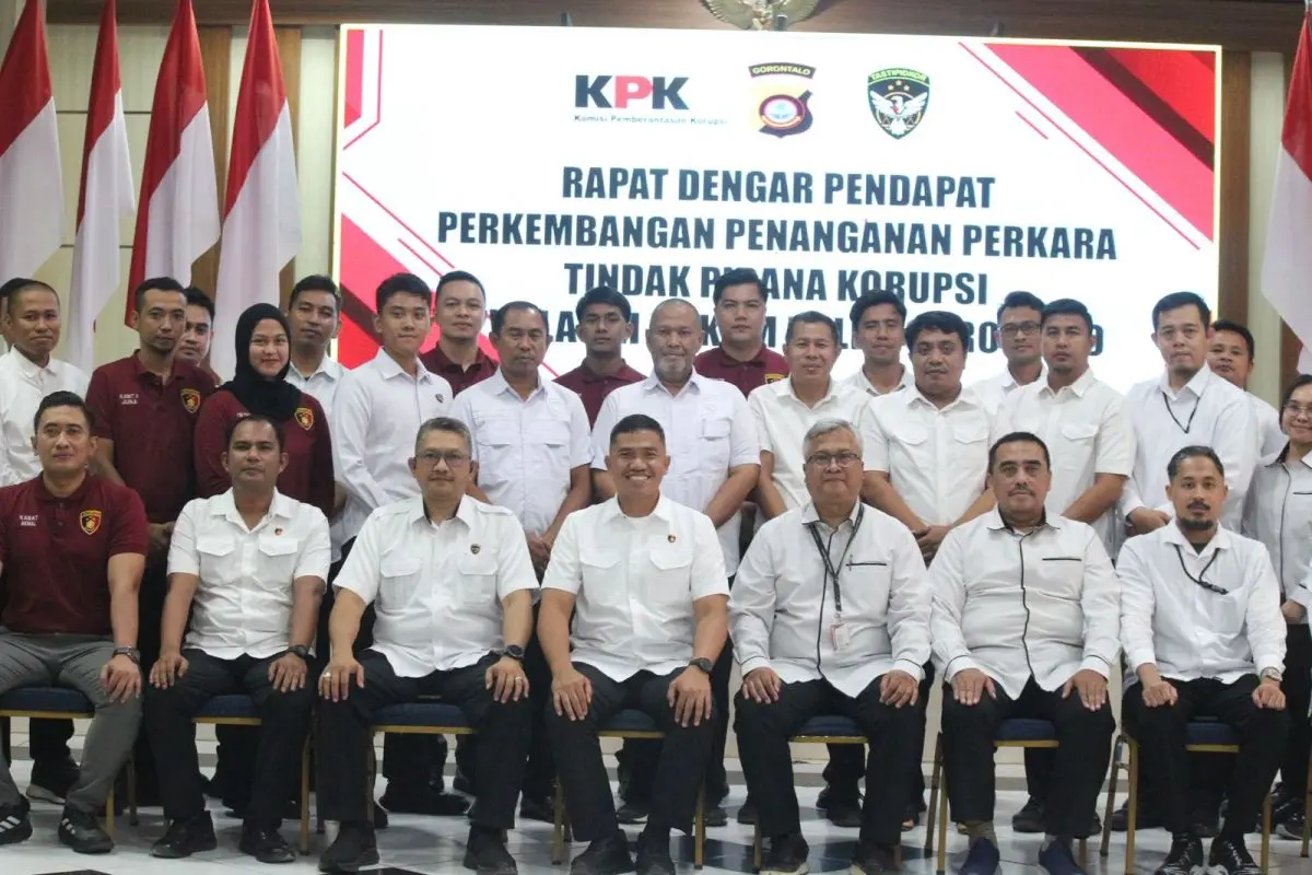 fhoto bersama Komisi Pemberantasan Korupsi (KPK) dan Polda Gorontalo dalam rangka koordinasi dan supervisi penanganan perkara tindak pidana korupsi
