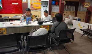 kakak korban dugaan rudapaksa bernama Rohiman datang melapor ke SPKT Polrestabes Palembang kakak korban dugaan rudapaksa bernama Rohiman datang melapor ke SPKT Polrestabes Palembang