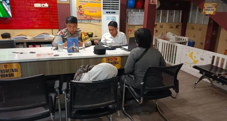 kakak korban dugaan rudapaksa bernama Rohiman datang melapor ke SPKT Polrestabes Palembang