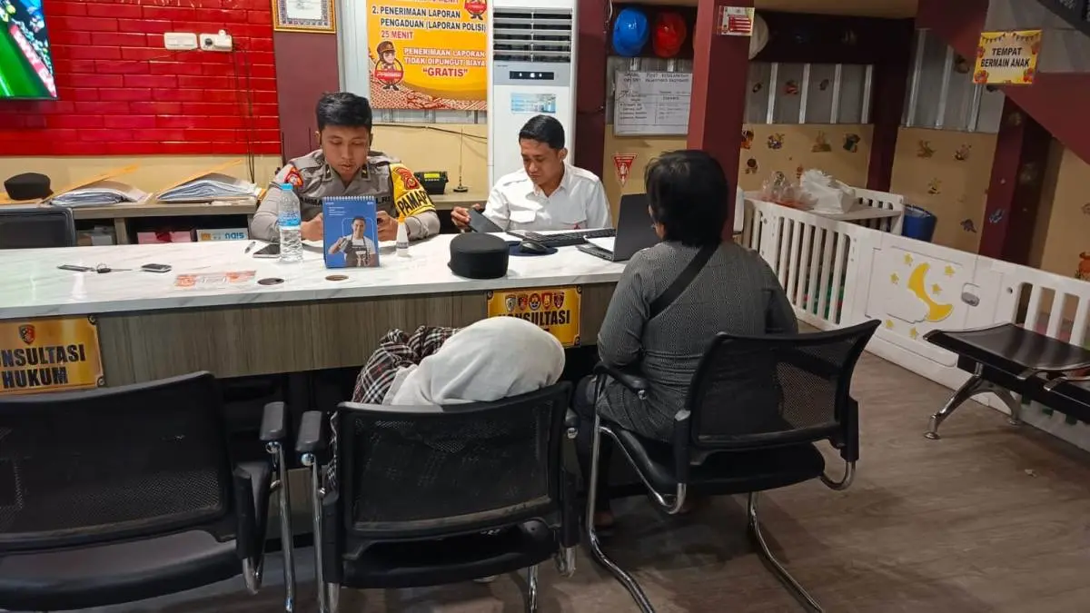 kakak korban dugaan rudapaksa bernama Rohiman datang melapor ke SPKT Polrestabes Palembang